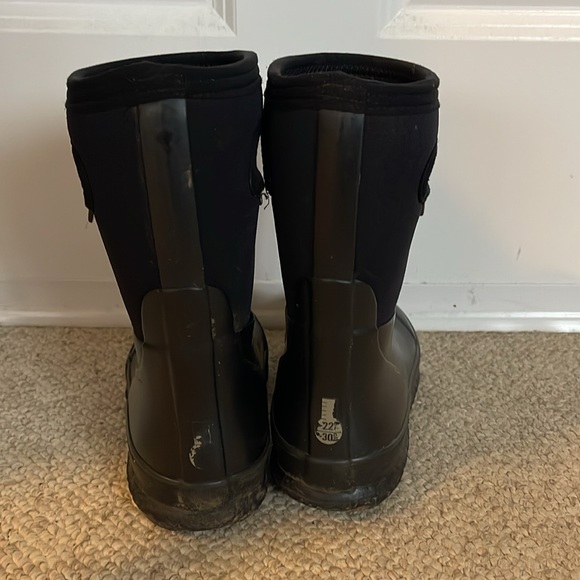 BOGS boots- Black-Size Youth 2 - Picture 2 of 5